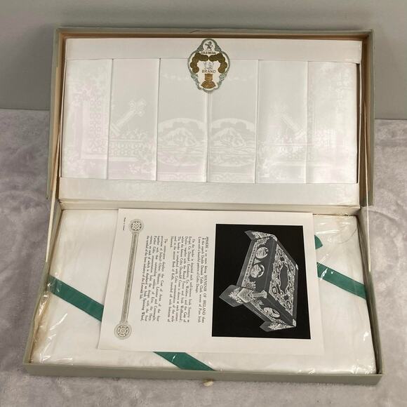 Irish Linen Vintage Damask Tablecloth 54x72 and Napkins 16x16 New In Box - Picture 3 of 12
